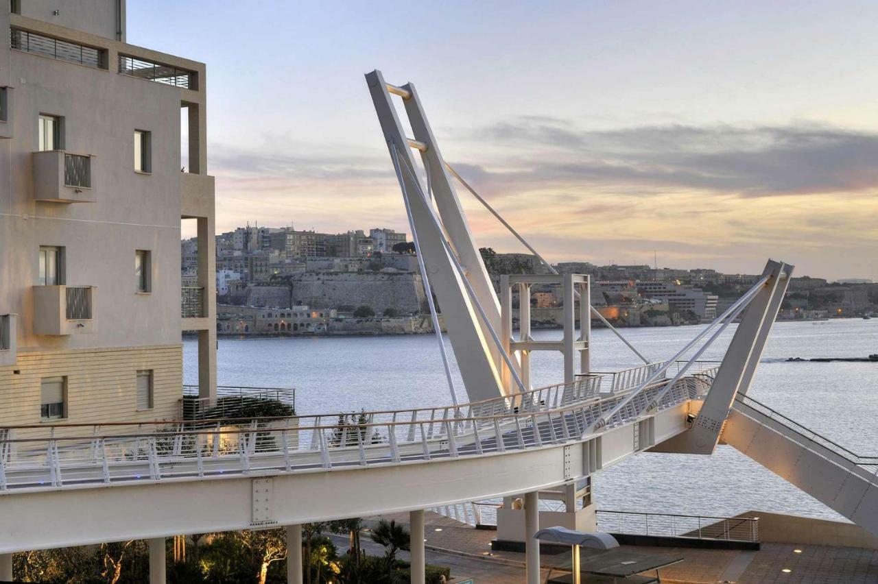 Seafront Apartment In Sliema With Pool, Upmarket Complex Zewnętrze zdjęcie